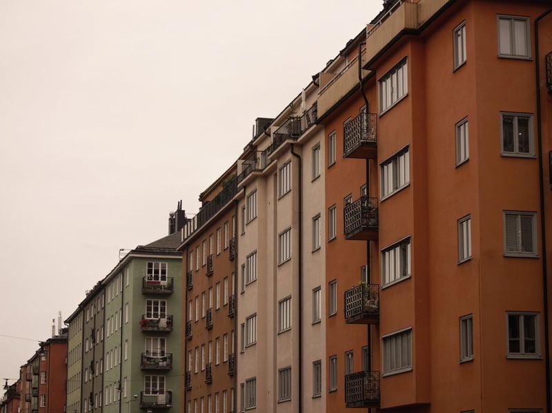 Varma husfasader i eftermiddagsljus