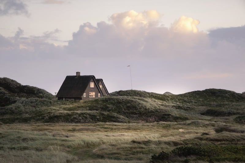 A cabin in the dune grass on the Danish coast